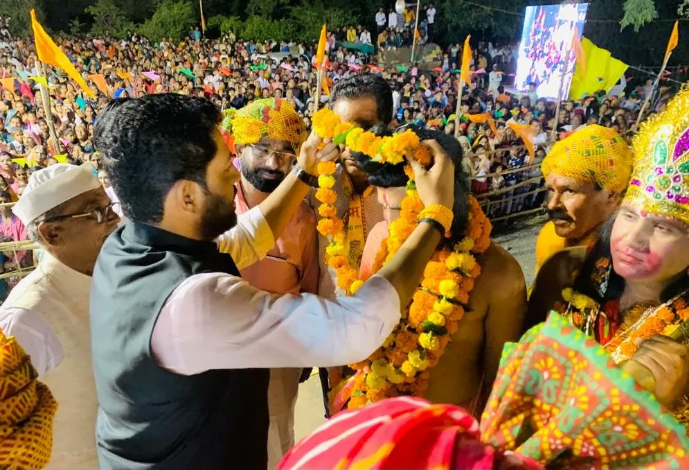 baljeet4bjp's tweet photo. 1/1 - असत्य पर सत्य की जीत के प्रतीक त्यौहार दशहरे की बधाई एवं शुभकामनाएं दी।

रावण दहन के सफल आयोजन हेतु "श्री विजयादशमी उत्सव समिती  के अध्यक्ष श्री राहुल चित्तोडा जी एवं आयोजन समिती के सभी सदस्यो को बहुत बहुत बधाई। 
#Dassehra #विजयादशमी 
#ashtamp https://t.co/bVVNJ9Z71o