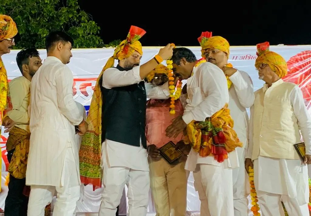 baljeet4bjp's tweet photo. 1/1 - असत्य पर सत्य की जीत के प्रतीक त्यौहार दशहरे की बधाई एवं शुभकामनाएं दी।

रावण दहन के सफल आयोजन हेतु "श्री विजयादशमी उत्सव समिती  के अध्यक्ष श्री राहुल चित्तोडा जी एवं आयोजन समिती के सभी सदस्यो को बहुत बहुत बधाई। 
#Dassehra #विजयादशमी 
#ashtamp https://t.co/bVVNJ9Z71o