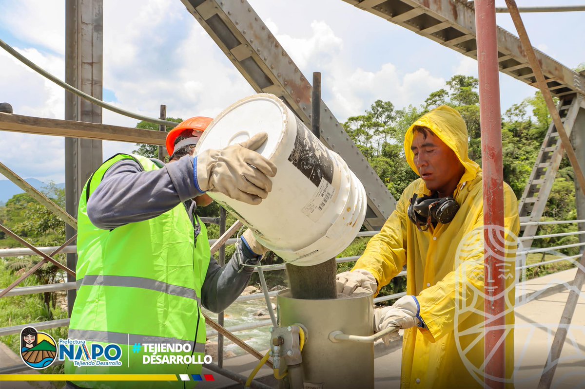 Prefecturanapo's tweet photo. Supervisamos la realización de la segunda etapa para el adecentamiento del #Puente sobre el río Misahuallí en la comunidad San Francisco de la parroquia #Cotundo. Aquí invertimos USD 24.572,00 dólares donde se ha contratado además #ManoDeObraLocal. https://t.co/LQ5f6iadCy