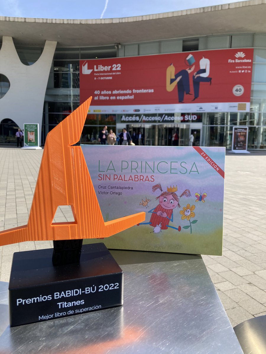 Cruz_news's tweet photo. Muchas gracias a @BABIDIBUlibros por este premio, que dedico a todos los niños y niñas que padecen #sindromederett, una enfermedad rara y grave para la que no hay cura, de momento. Los derechos de autor de este cuento los dono a la investigación a través de @asociacionrett https://t.co/LZHR4jnC1A