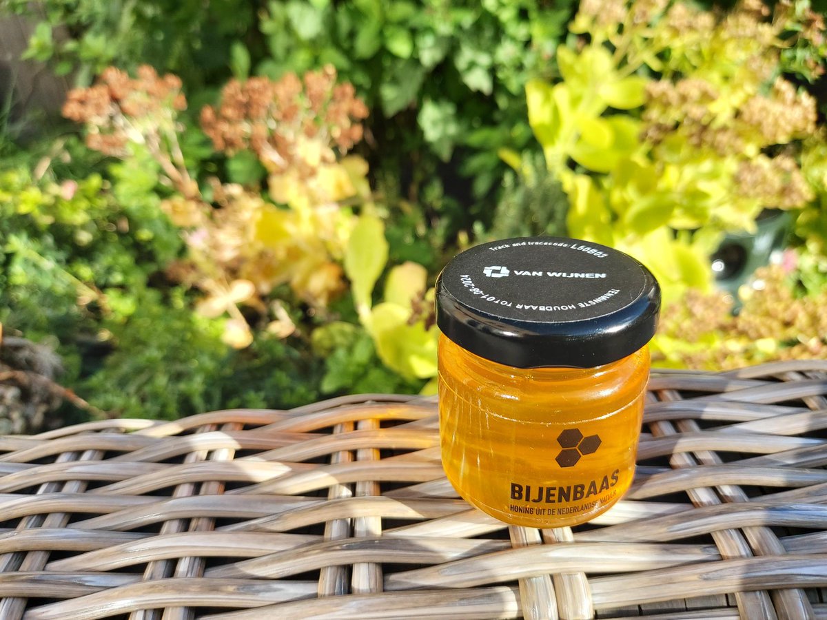 Dat wordt smullen! Honing van onze BIJdehandjes van <a href="/VanWijnenGroep/">Van Wijnen</a> in Baarn. #bijdragenbij #vanwijnen #goedbezig #biodiversiteit #helpdebijen