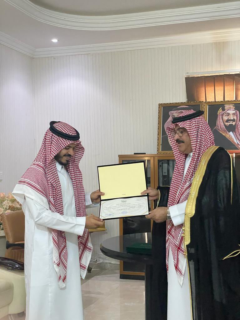 ManbrAlfara's tweet photo. قام رئيس مركز الأكحل الأستاذ:محمد بن عيد العنزي 
بتقديم شهادات شكر لموظفين لأحوال المدنية في مبادرة موجودين لعربات #الاحوال_المدنيه
رجال - نساء بمركز #الاكحل
وذلك لمدة خمسة أيام من الأحد  ١٤٤٤/٣/٦هـ 
وحتى نهاية دوام يوم الخميس الموافق 
١٤٤٤/٣/١٠هـ https://t.co/1CZ1Sudnvu