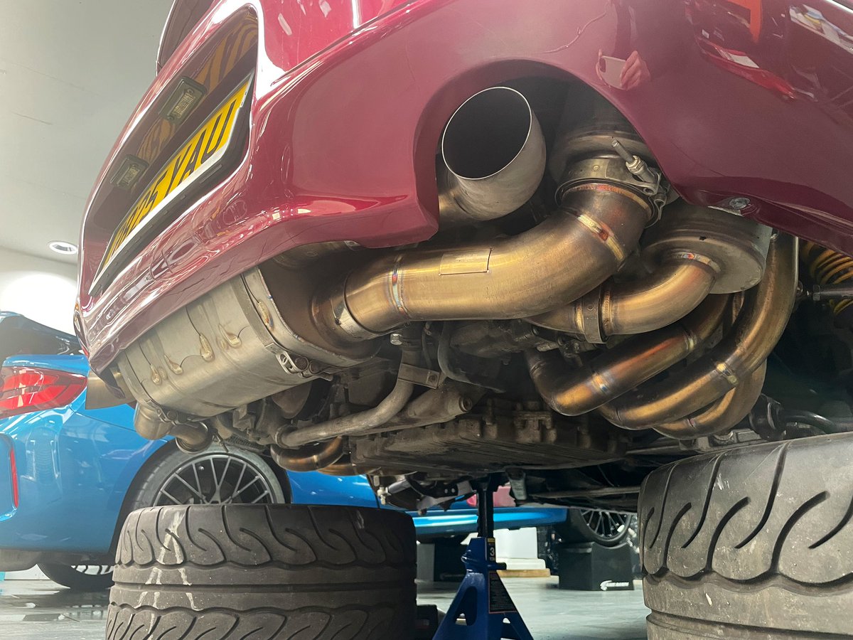 JethroBovingdon's tweet photo. A good day! Popped down to see James @Ti22vehicles &amp; my Porsche. Set the world to rights (on why 996s rule), marvelled at Gyeon PPF &amp; soaked up details on my baby: Unreal Elweld Fabrications (titanium) exhaust, lovely @CorbeauSeatsUK &amp; @KWAutomotiveUK Clubsports. @Litchfield_UK https://t.co/gHFhUdws5V