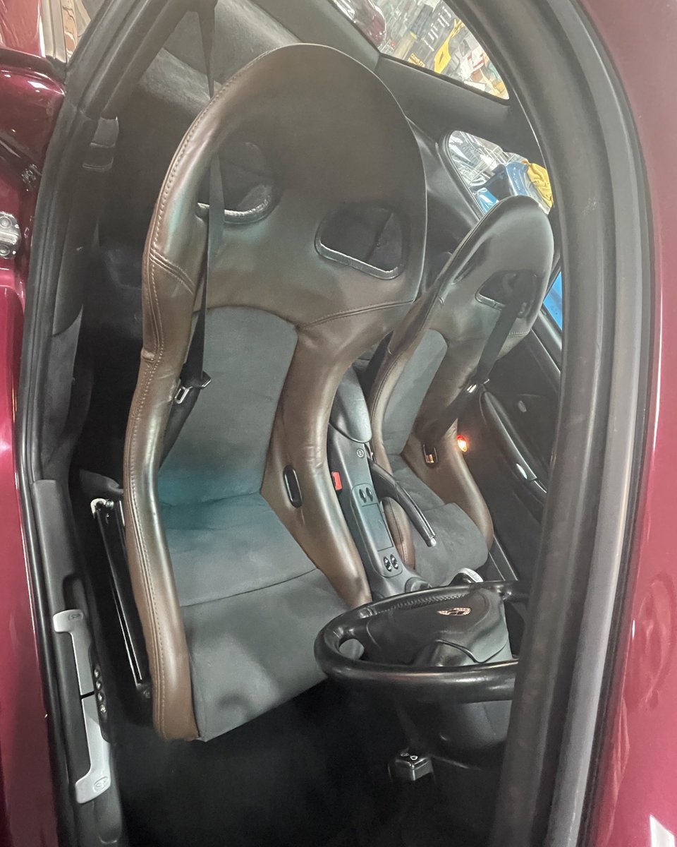 JethroBovingdon's tweet photo. A good day! Popped down to see James @Ti22vehicles &amp; my Porsche. Set the world to rights (on why 996s rule), marvelled at Gyeon PPF &amp; soaked up details on my baby: Unreal Elweld Fabrications (titanium) exhaust, lovely @CorbeauSeatsUK &amp; @KWAutomotiveUK Clubsports. @Litchfield_UK https://t.co/gHFhUdws5V