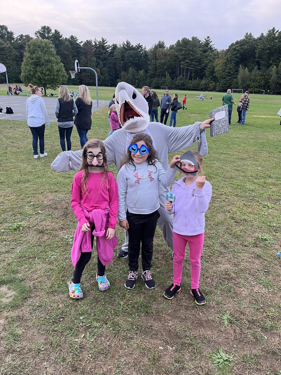 Shatekon's tweet photo. The Shatekon PTA Back-to-School Picnic was a HUGE success! It was great to see so many families enjoying a night of fun together. https://t.co/dm2612nupp