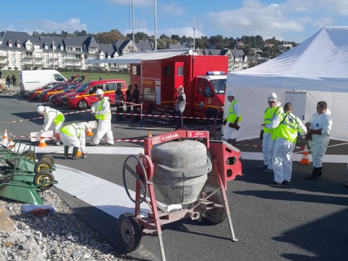 Prefet76's tweet photo. ⛴️#Exercice
📍Secteur #CrielsurMer
Afin de lutter contre la pollution marine sur le littoral, un exercice "#POLMAR - Terre" s'est déroulé cet après-midi.
Scénario testé ➡ simulation d'une arrivée de polluant sur la plage, nettoyage de galets souillés, pose d'un barrage. https://t.co/8GB1Tg6cqi