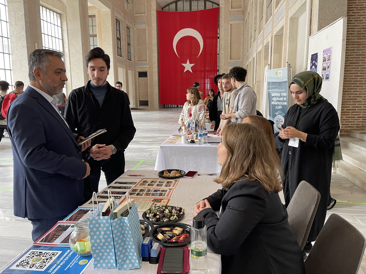 Dekanımız Prof. Dr. Hayati Develi, Öğrenci Kulüpleri Tanıtım Günleri etkinliğine katılarak, öğrencilerden kulüplerin işleyişi ve faaliyetleri hakkında bilgi aldı. 

İki gün süren tanıtım günleri sona erdi. Emeği geçen öğrencilerimize teşekkür eder, bol etkinlikli bir yıl dileriz.