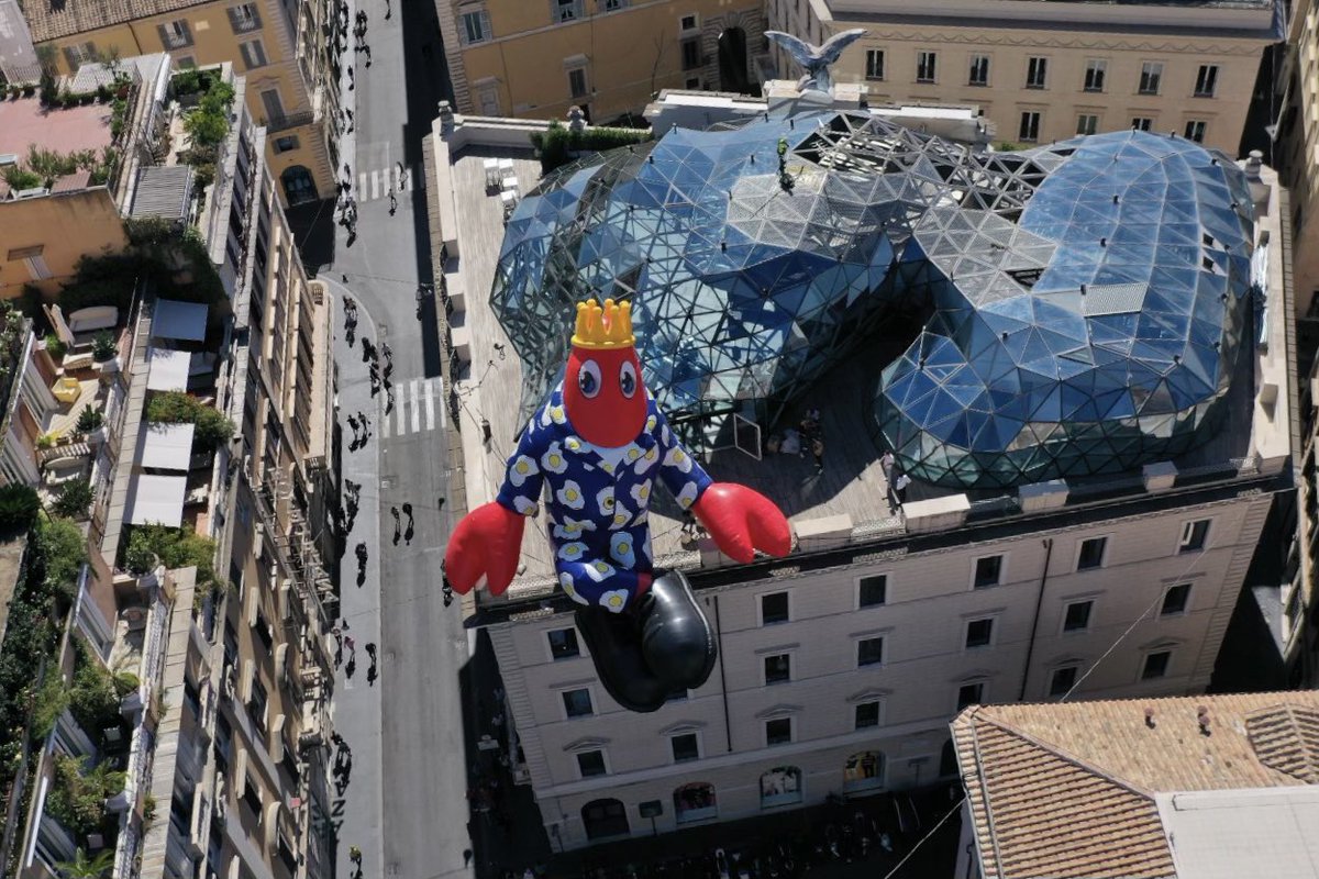 WHO’S ON TOP OF THE WORLD? 🌍 

<a href="/philipcolbert/"></a> in Rome! 🇮🇹