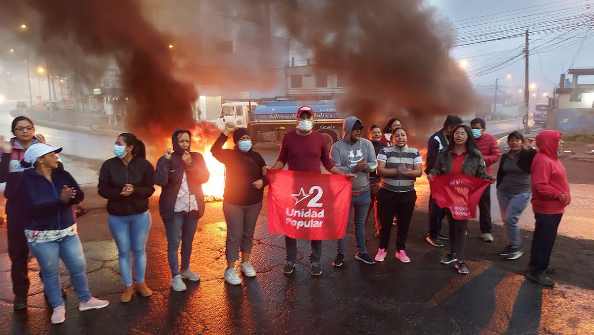ladisputaec's tweet photo. #Noticia | La Unión Nacional de Educadores @UNENACIONAL realizaron varias manifestaciones este jueves #06Oct2022 en diferentes ciudades del país en rechazo al Reglamento a la #LOEI https://t.co/dYn1li8264