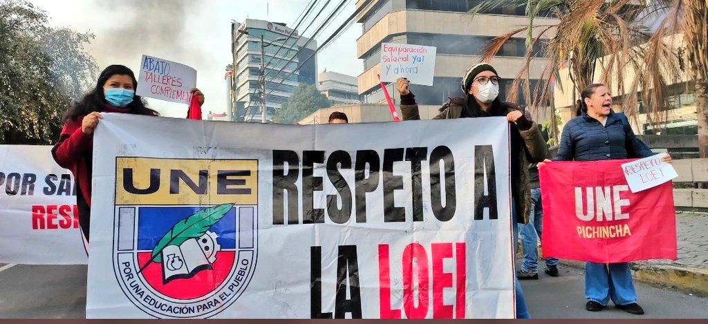 ladisputaec's tweet photo. #Noticia | La Unión Nacional de Educadores @UNENACIONAL realizaron varias manifestaciones este jueves #06Oct2022 en diferentes ciudades del país en rechazo al Reglamento a la #LOEI https://t.co/dYn1li8264
