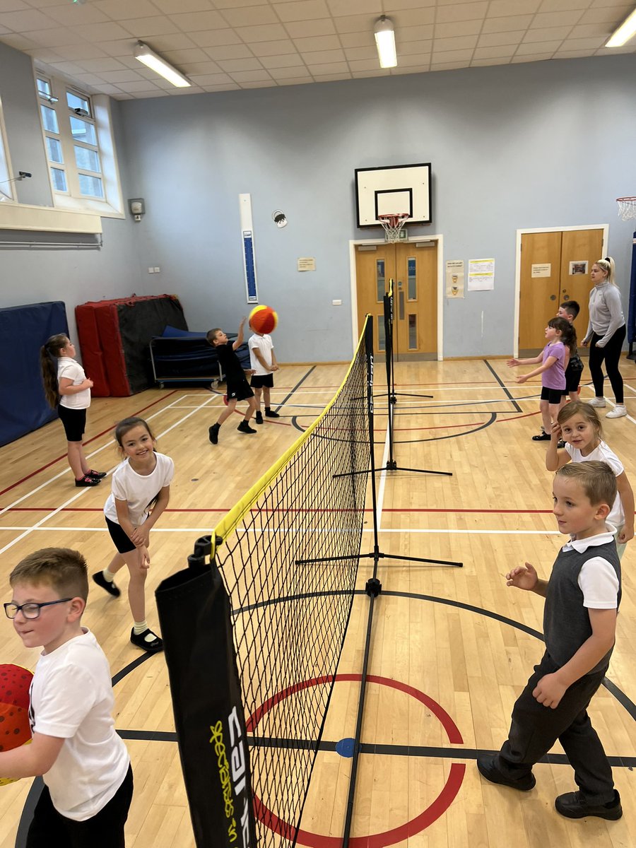 HWBBraehead's tweet photo. Look at those happy faces! 🤩

Primary 2 &amp; 3 enjoying their Multi-Sport after school club where today we smashed it at volleyball! 🏐😆 https://t.co/H4HuFqSBwa