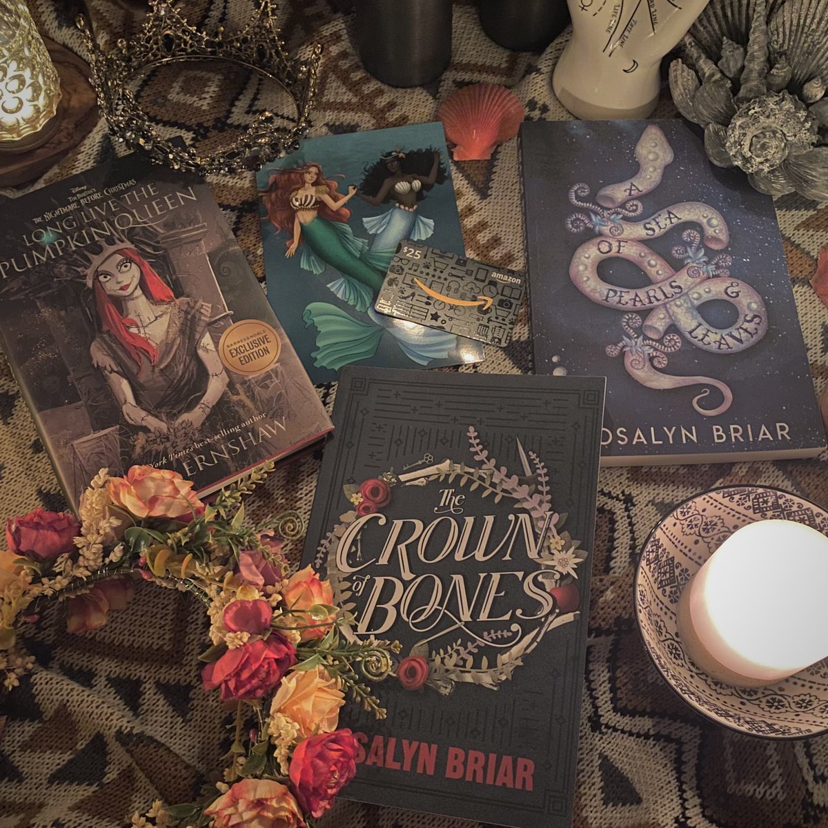 ✨BOOK BOX GIVEAWAY✨

To celebrate the launch of the Realm of Darkness, I’m doing a giveaway 📚 

🖤 Signed copies of my books
🖤 A hardback of Long Live the Pumpkin Queen by Shea Earnshaw
🖤 Character art
🖤 $25 Amazon gift card

Entry rules below 👇🏻