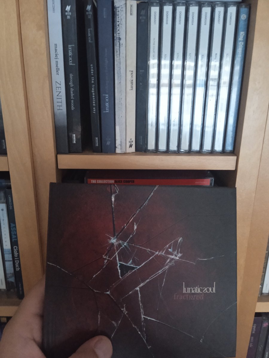 AdamWoek1's tweet image. Album "Fractured" #LunaticSoul kończy dziś 5 lat. Płyta mną zawładnęła od pierwszego przesłuchania. Głównie dlatego, że nie da się muzyki Mariusza Dudy zaszufladkować. Piękne melodie, niesamowity klimat i hipnotyczny wokal. Polecam, moi mili, polecam!

#mojamuzycznapasja