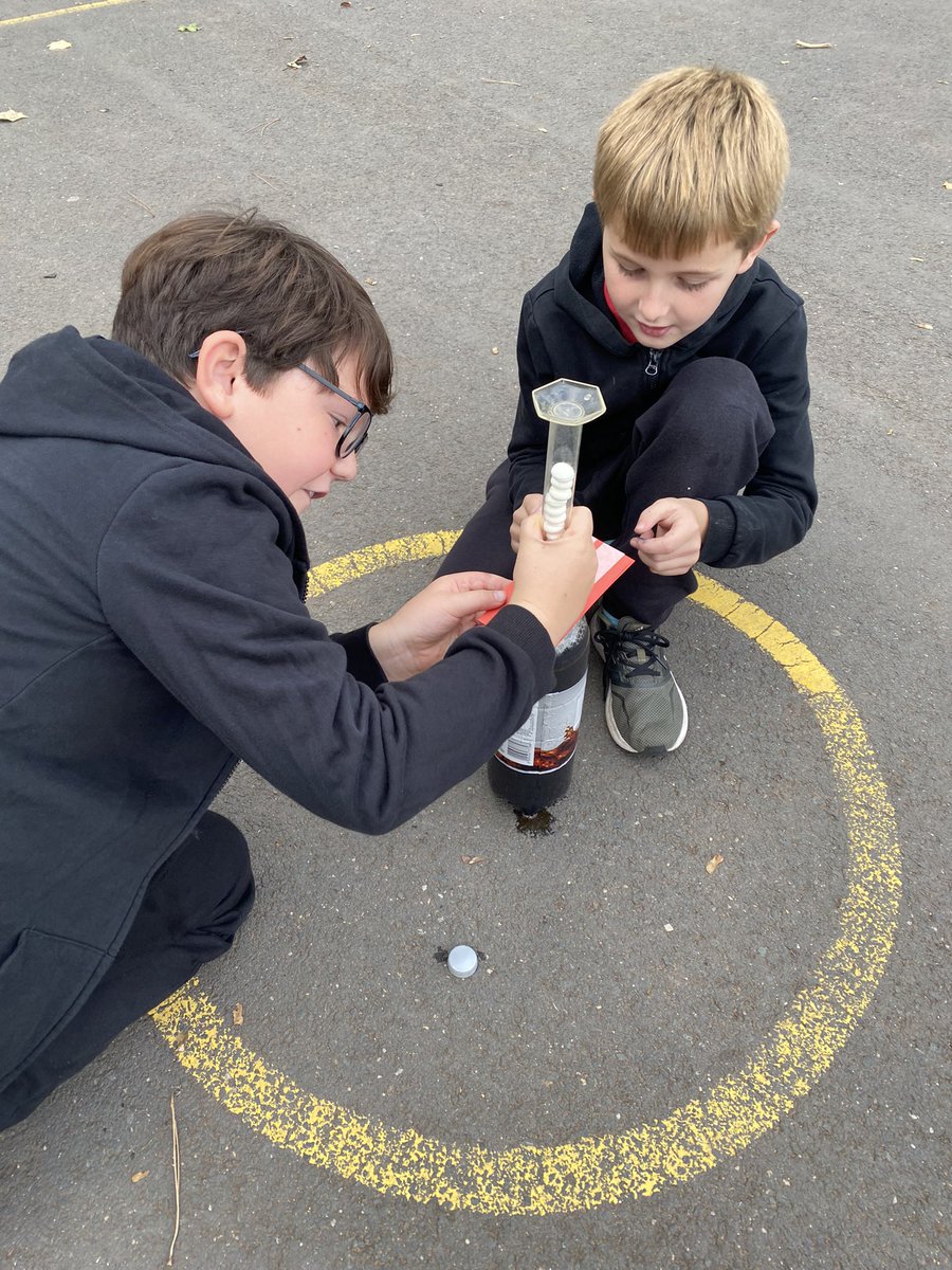 CarltonPuma's tweet photo. Who knew breaking the bonds between carbon dioxide and water could be so fun! #mentosandcoke #excitingexperiments @CarltonPS_SET @CarltonTigers1 https://t.co/a5YqyEKnuT
