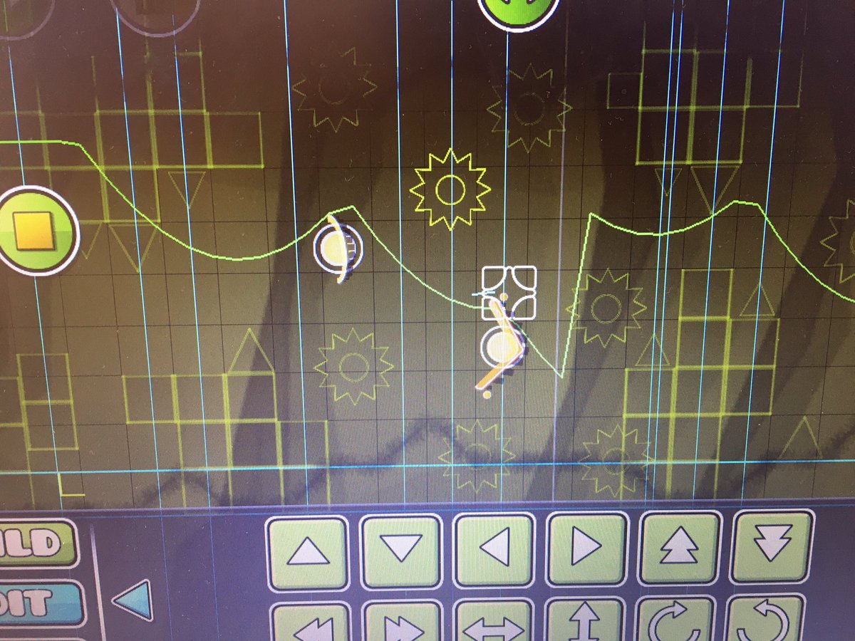 AliDoruk3553's tweet photo. I was playtesting a level and I saw lines of my cube
(I swear I didn’t use any photo edit etc.)#geometrydash #geometrydashbugs https://t.co/mWxsoBBpGt