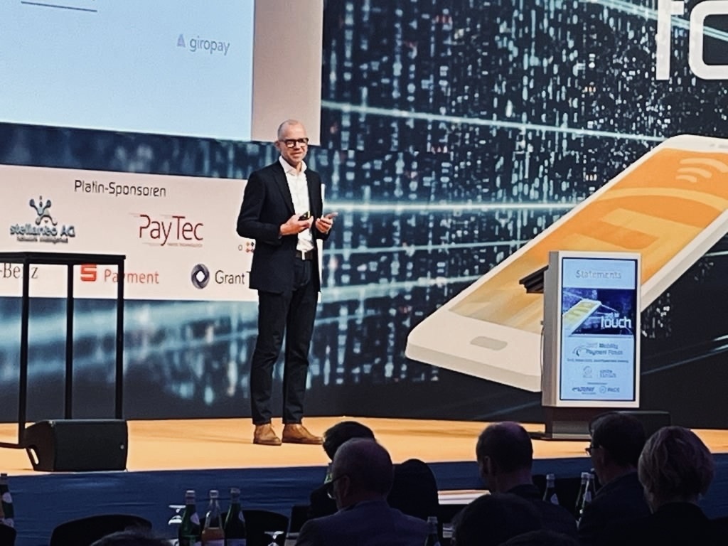 paydirekt's tweet photo. Was braucht Payment im Mobility-Bereich? Klar ist: Unser #giropay bietet mit Zahlungen direkt vom Girokonto die Voraussetzungen für die Mobilität der Zukunft. Mehr dazu gab’s heute auf dem @UNITI Mobility Payment Forum im Panel mit unserem CEO @vonhammel. https://t.co/MfAQzXQBH1