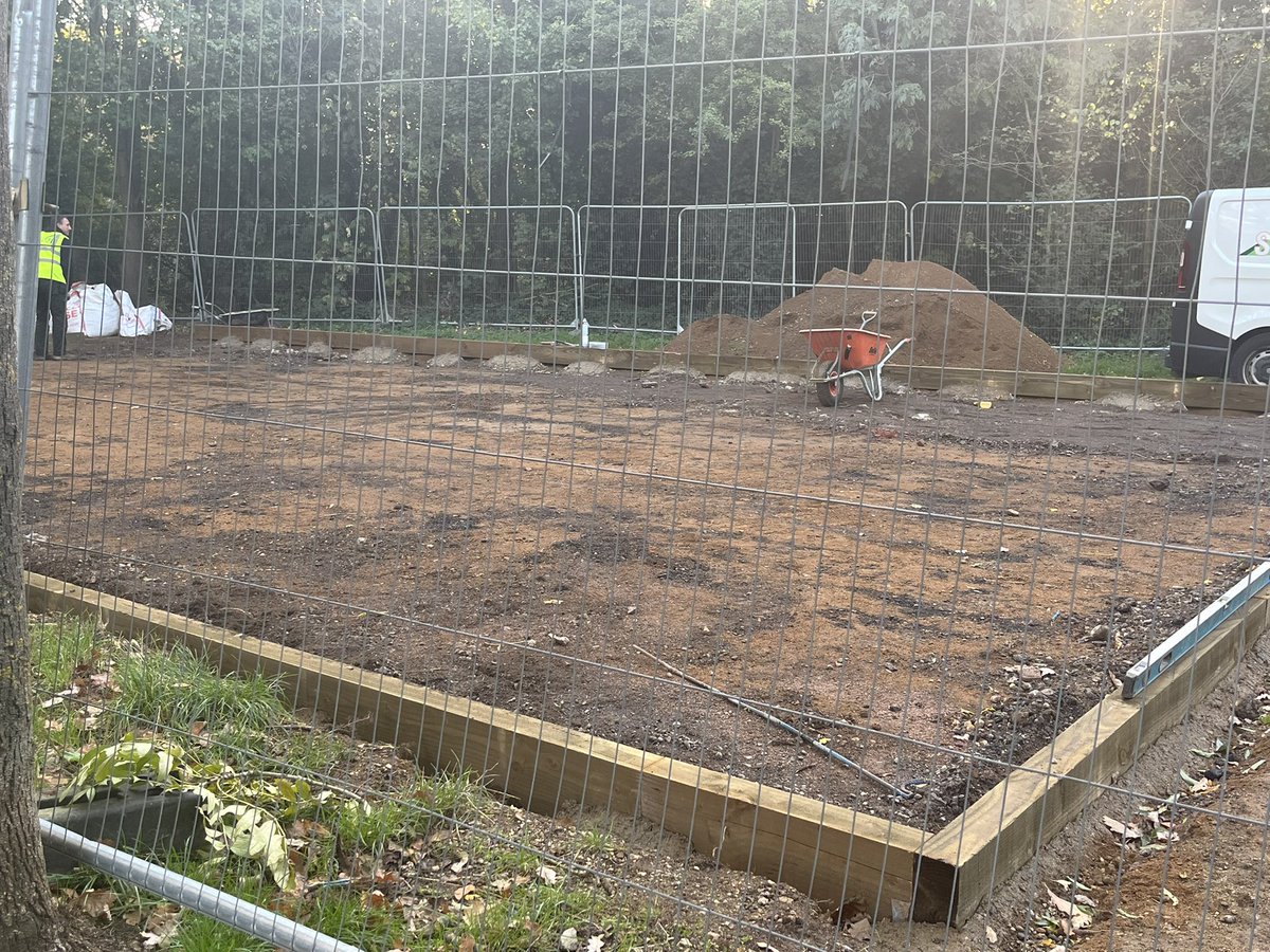 Very exciting news! Alexandra Park is getting it’s very own #pétanque court. Construction under way it seems. Wonderful addition for balmy summer evenings. 💛 Ally Pally. 

<a href="/Yourallypally/">Alexandra Palace</a> #petanque #outdoorharingey