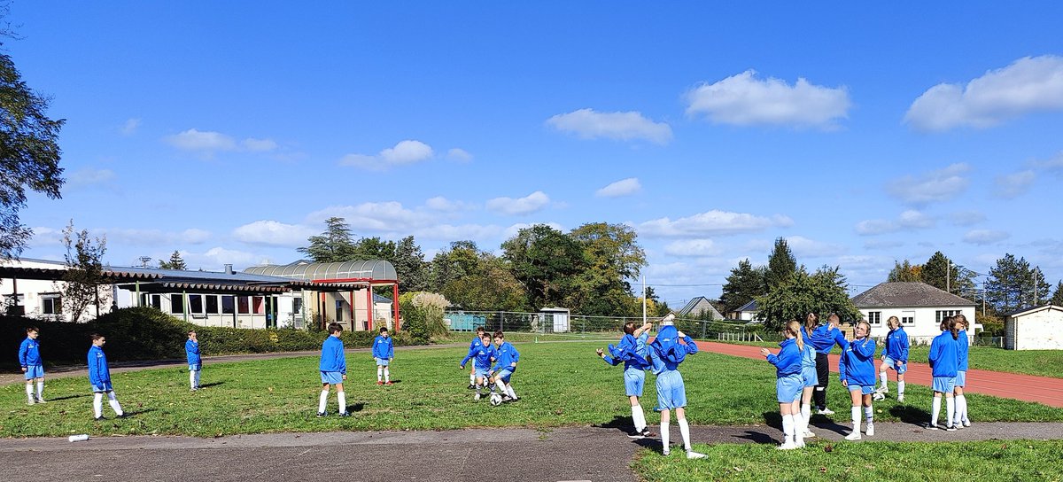 HugoRugles's tweet photo. En partenariat avec le club #USRL, l'atelier foot du collège @HugoRugles offre 2h hebdomadaires de sport à un groupe mixte d'élèves volontaires de 6e en lien avec l'équipe d'EPS et l'AS pour valoriser l'engagement et développer le bien-être. #TER @MoncadaFra @dsden27 https://t.co/fyM6eV6Ax1