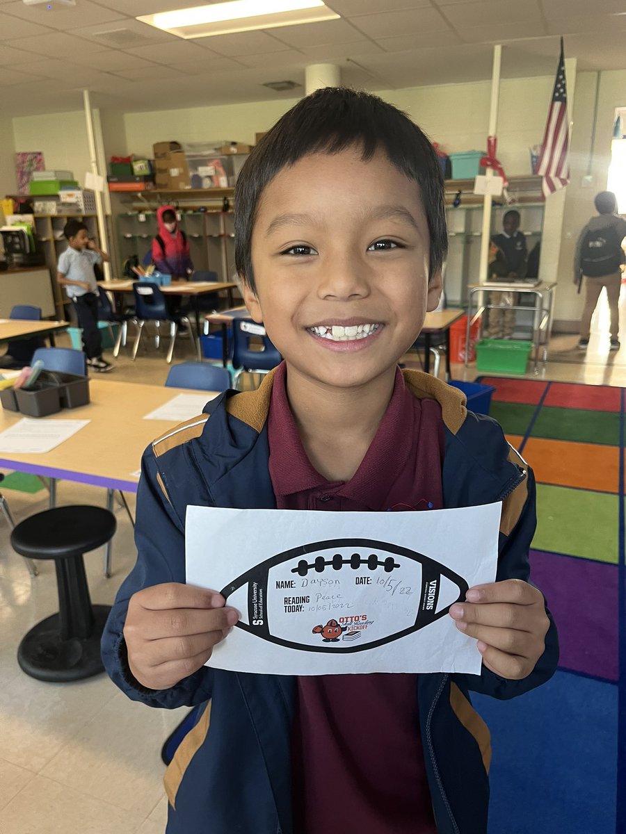 MrsConroySASC's tweet photo. Loving all of the footballs coming back from #SUOttoReads! 🏈📕 We’ve got some good readers here at @csasyracuse! ☺️ @SUSchoolofEd https://t.co/mapokbCgXC