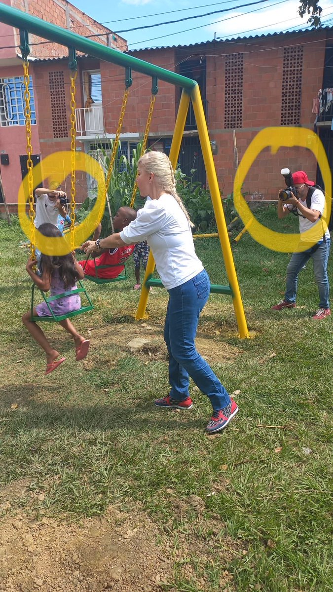 alejoocampog's tweet photo. 2 fotógrafos, 2 periodistas, y 2 niños pobres para hacerle creer a la gente que le interesa la niñez.
Vamos a vencer a Dilian Francisca en elecciones 🗳. ¿Quienes con nosotros para vencer a Dilian? https://t.co/jf7yfNr1g3