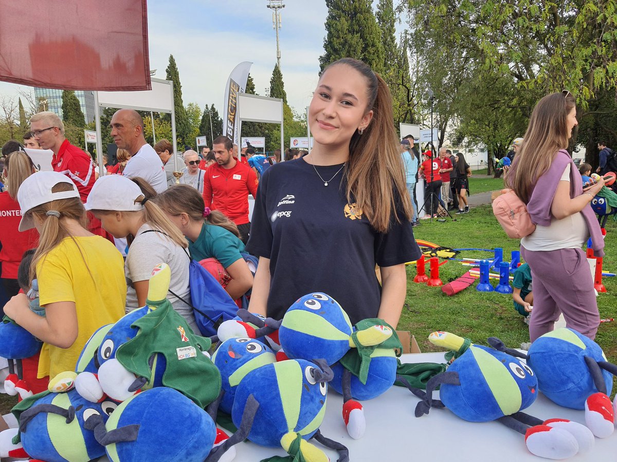 evropska_kuca's tweet photo. Slavimo moć sporta!🤾♀️🚴♂️🤽♂️🏂⛹️♂️⚽️
Posjetite sportsko selo u okviru @BeActiveCG.
Ne propustite ⚽️ utakmicu između vrhunskih 🇲🇪 sportista i diplomatskog kora. U 19:30h!
#EUSportWeek https://t.co/HVSEEUQDKk