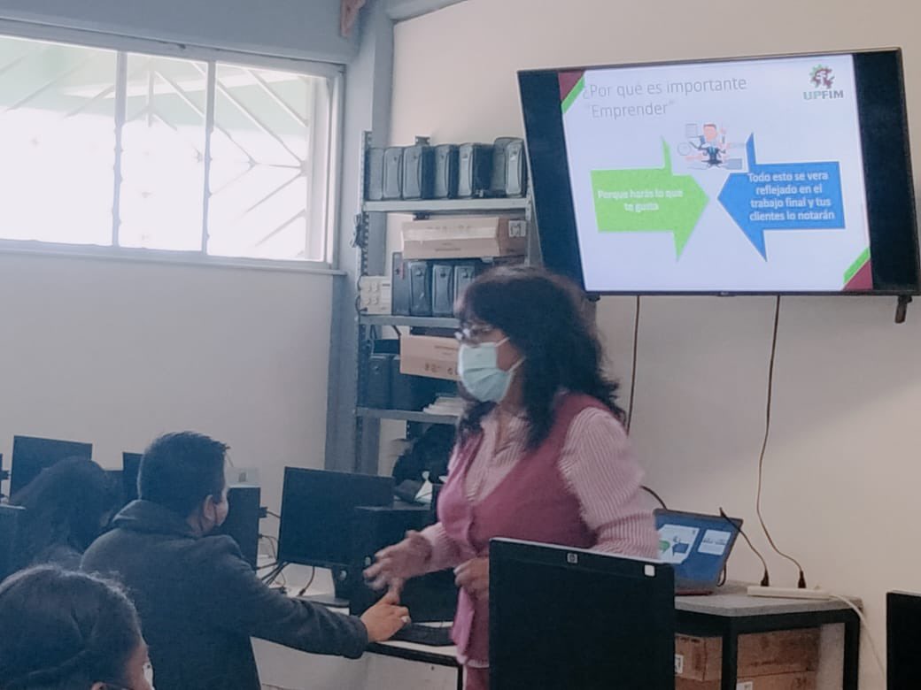 UPFIM_Oficial's tweet photo. La Mtra. Diana Hernández Gómez, docente de Ing. Financiera impartió la conferencia “¿Por qué el emprendimiento es importante para la vida profesional?”, a estudiantes del Cobaeh Chilcuautla. 
¡La #UPFIM los espera el próximo ciclo escolar!
#LlegasteAquíParaTriunfar https://t.co/fSSWNMLoWm