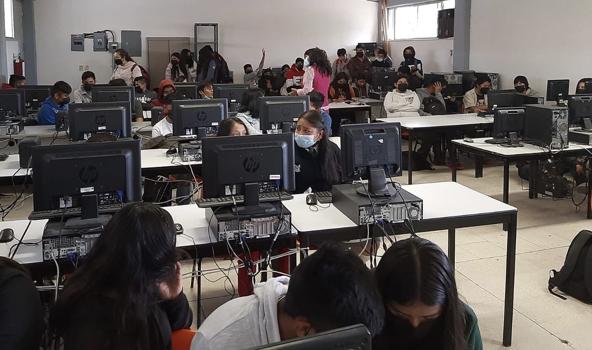 UPFIM_Oficial's tweet photo. La Mtra. Diana Hernández Gómez, docente de Ing. Financiera impartió la conferencia “¿Por qué el emprendimiento es importante para la vida profesional?”, a estudiantes del Cobaeh Chilcuautla. 
¡La #UPFIM los espera el próximo ciclo escolar!
#LlegasteAquíParaTriunfar https://t.co/fSSWNMLoWm