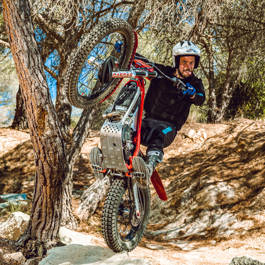 #ThrowbackThursday to <a href="/chrisnorthover/">Chris Northover</a> trying out our MTB kit while testing the new <a href="/gasgas/">gasgas</a>.official trails bike for <a href="/bikeworldtvshow/">Bike World</a>

Shop the look here: bit.ly/3EeY8ON

#spadamtb #mtb #trials #gasgas #getonthegas #jump #freestyle #freeride #ridetheworld