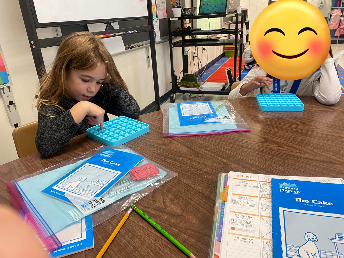 MsLaceyFCPS's tweet photo. Today we used letter pop-its to “pop out” words with specific skills that small groups are working on in ELA! Such a fun activity. 😊 #SRESroos https://t.co/2d9mdKWRox