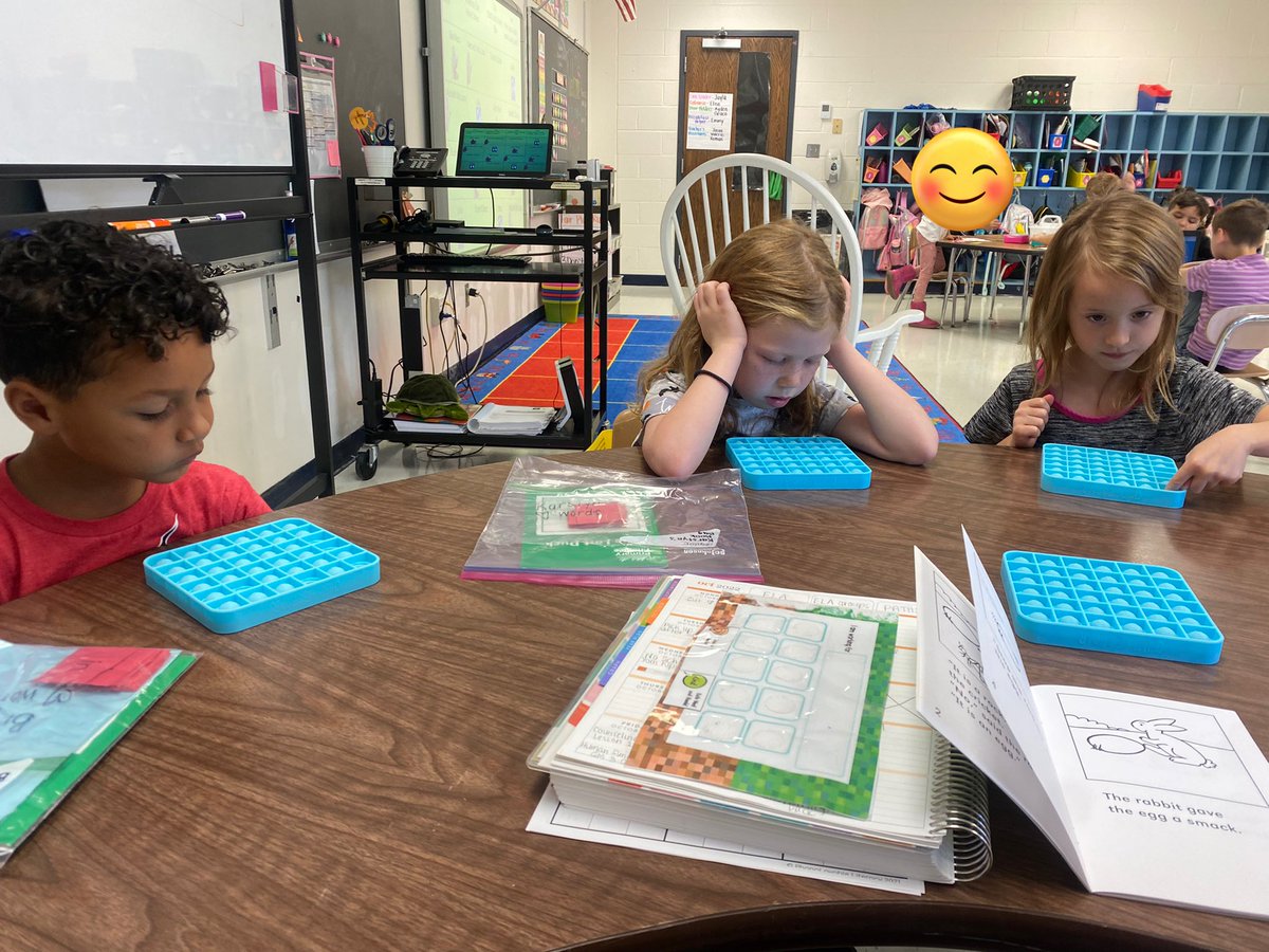 MsLaceyFCPS's tweet photo. Today we used letter pop-its to “pop out” words with specific skills that small groups are working on in ELA! Such a fun activity. 😊 #SRESroos https://t.co/2d9mdKWRox