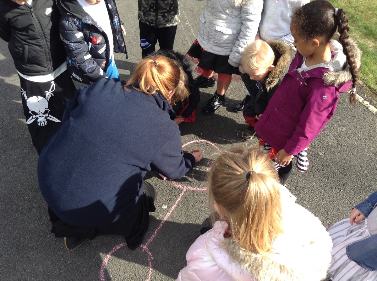 MissPreeceNHP's tweet photo. Year 1 have been making the most of our wonderful environment, collecting acorns and using them to support our part-whole model in maths. #maths #outdoorlearning #partwholemodel @nursery_hill @WhiteRoseMaths https://t.co/nCOIZBPleL