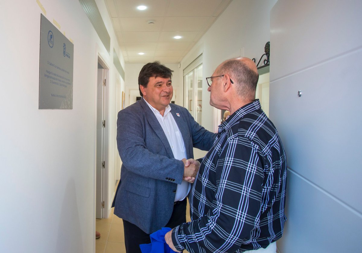 GabrielCruzSt's tweet photo. Hemos vivido unos momentos emocionantes al inaugurar la sede la Asociación Onubense de Personas Laringectomizadas. Hacen un trabajo clave para dar apoyo en momentos muy difíciles y necesitaban un espacio con prestaciones suficientes para l@s usari@s. https://t.co/EGWwM4bVnj