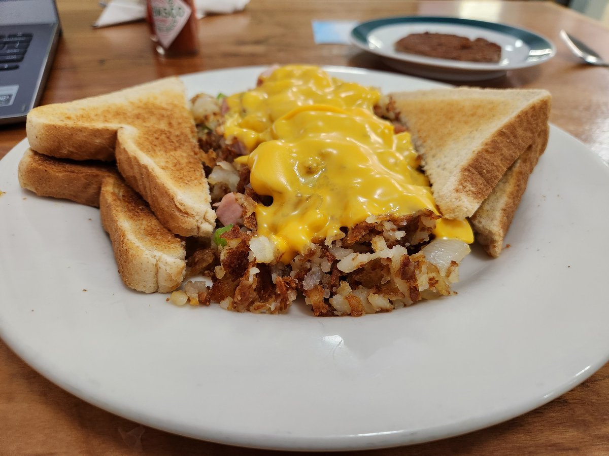 The Plaza Cafe is cooking breakfast, lunch and dinner on old #route66 #rt66 Head East when you see the Giant award winning Carlinville Plaza sign!