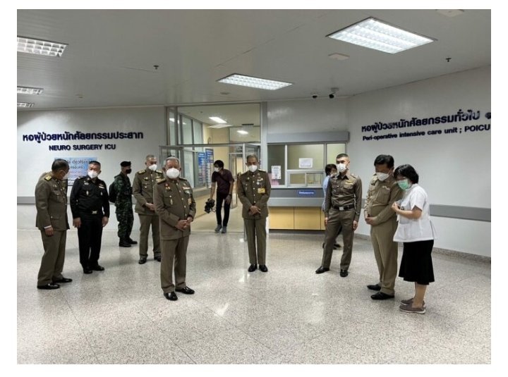 NuuNuu_Official's tweet photo. พระบาทสมเด็จพระเจ้าอยู่หัว ทรงพระกรุณาโปรดเกล้าฯให้
พลเอกสุรยุทธ์ จุลานนท์ ประธานองคมนตรี
พล.อ.อ.จอม รุ่งสว่าง พล.อ.อ.ชลิต พุกผาสุข
ดร.อำพน กิตติอำพน องคมนตรี
ไปเยี่ยมครอบครัวผู้บาดเจ็บจากเหตุการณ์ #กราดยิงหนองบัวลําภู ศูนย์เด็กเล็ก จ.หนองบัวลำภู ที่ รพ.ศูนย์อุดรธานี
#ทรงพระเจริญ https://t.co/RfkqAr6dsp