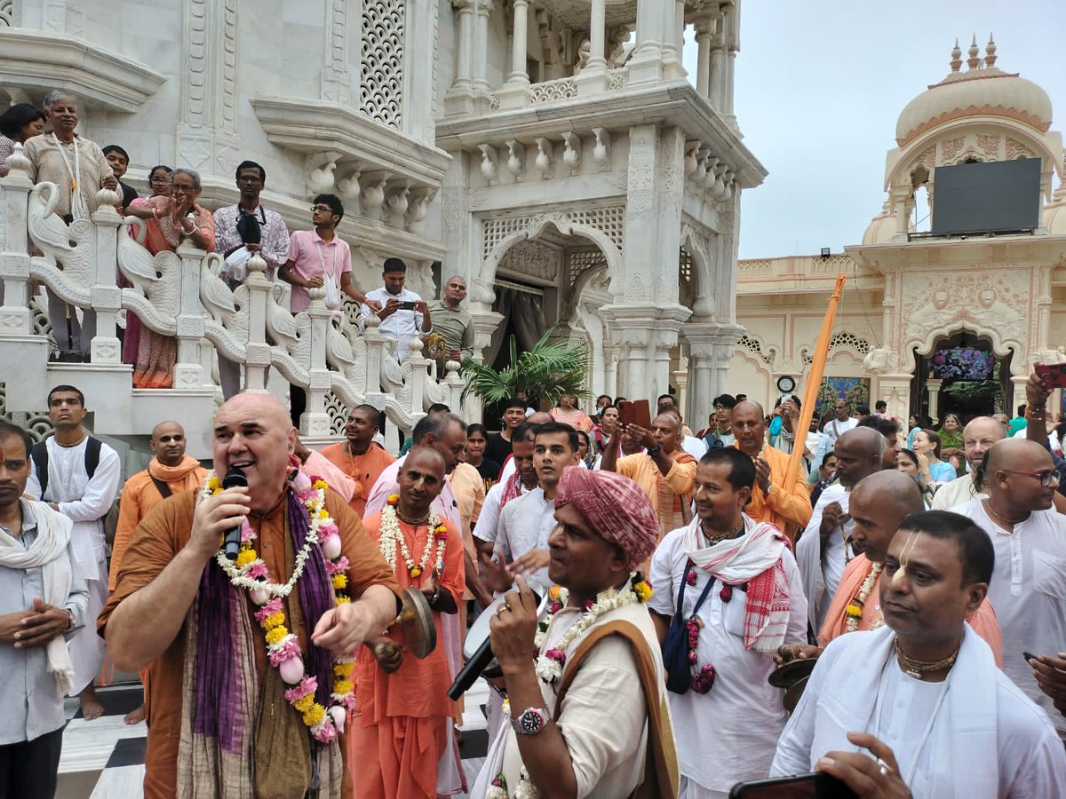PadayatraW's tweet photo. पदयात्रा इंडिया आज वृंदावन कृष्ण ब��राम मंदिर में आज पहुंच गई https://t.co/0OjQs77mxP