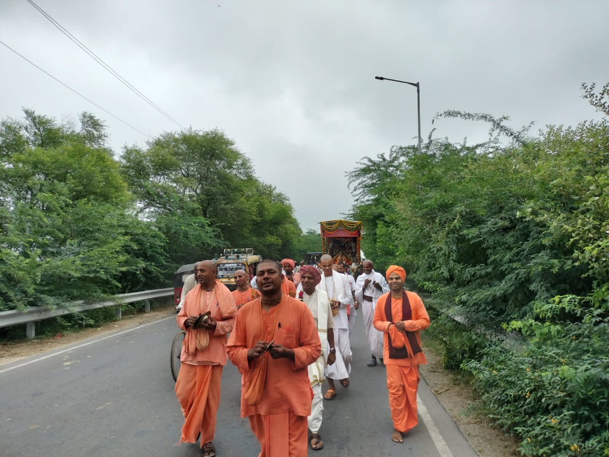 PadayatraW's tweet photo. पदयात्रा इंडिया आज वृंदावन कृष्ण ब��राम मंदिर में आज पहुंच गई https://t.co/0OjQs77mxP