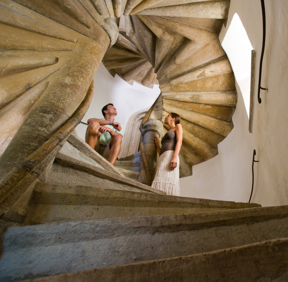 efemarq's tweet photo. Una de les escales més complicades d'Europa és al Castell de Graz, a Àustria, construïda els anys 1499-1500. En diuen "Escala de la Reconciliació" perquè és duocèntrica, és a dir en planta té forma de 8 i dues persones poden pujar alhora per cada espiral i trobar-se a al mig. https://t.co/9H0CVja9EM