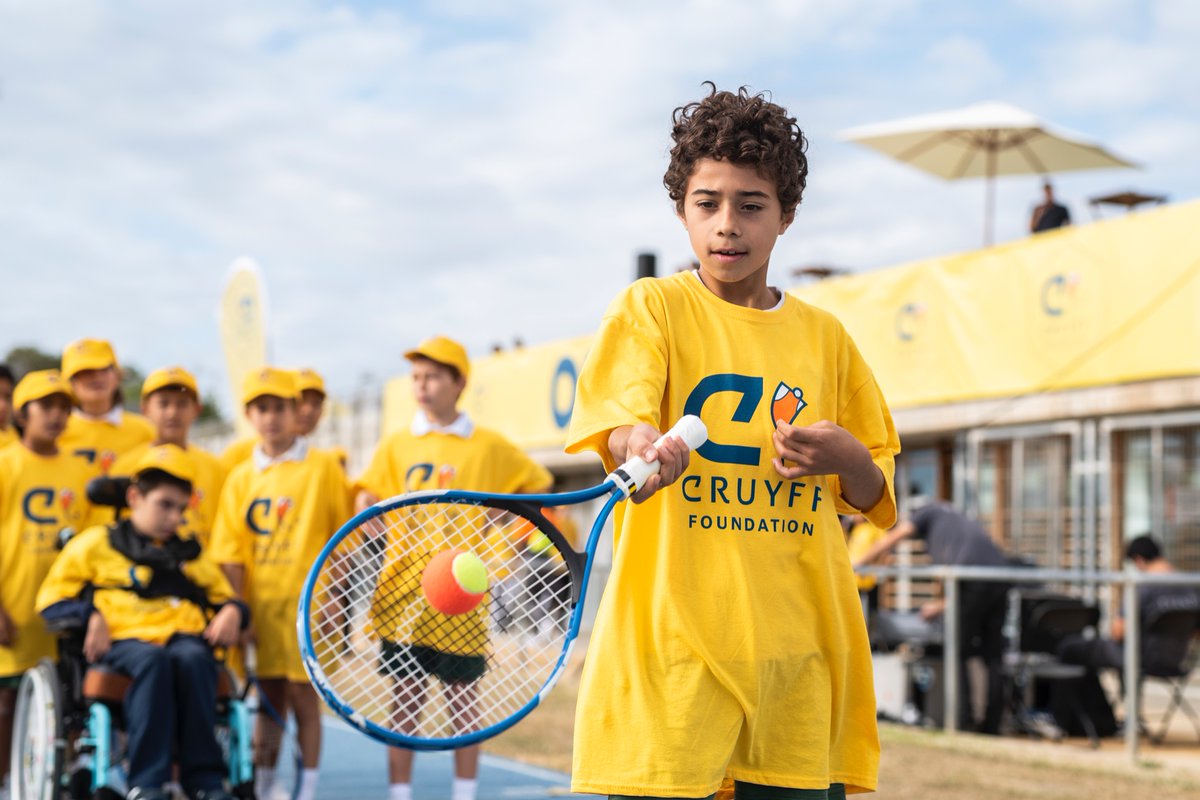 The magic of the Open Day is finally back in Barcelona! 🇪🇸 Today more than 1.000 children could try different sports such as basketball, hockey and tennis. #25YearsOfCreatingSpace #CruyffLegacy