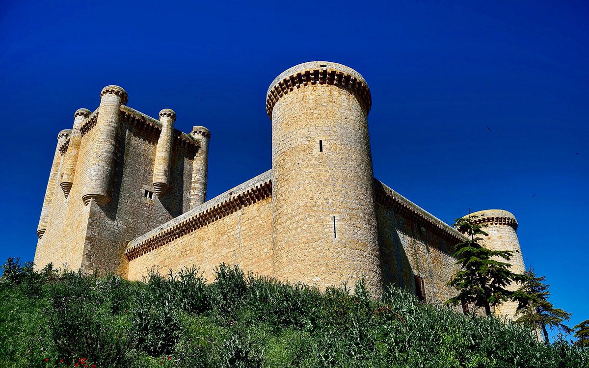 turvalladolid's tweet photo. El castillo de #Torrelobaton es una de las fortalezas mejor conservadas de Castilla y León. En él se firmaron las capitulaciones matrimoniales entre Juan II de Navarra y Juana Enríquez, padres de Fernando el Católico.
#castillos #castillosdeespaña #historia #Valladolid https://t.co/3Kug32nwZ8
