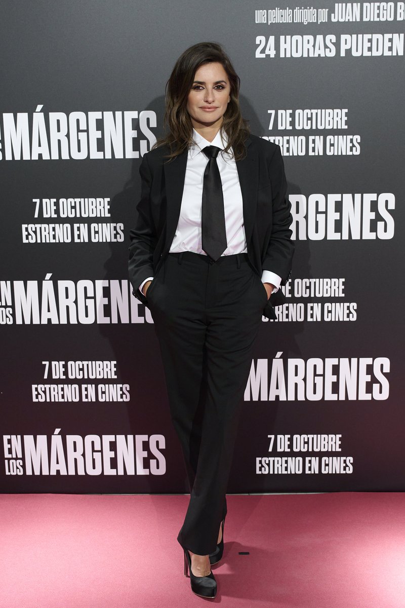 Penelope Cruz chose a #GiorgioArmani suit to attend the premiere of 'En Los Margenes' at Cine Capito.