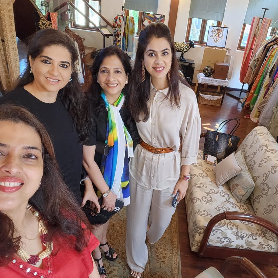 ShainaNC's tweet photo. Women supporting #women in workspace. All entrepreneurs with professional backgrounds that empower other women as their workforce. A clear case of @makeinindia and #AtmanirbharBharat in action. @PoonamSandu @SharvariLuth @NehaLullaJewlry @narendramodi @MakeInMaha https://t.co/gqahCW8ItV