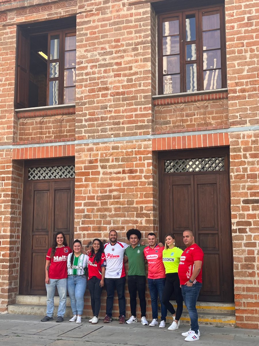 PazDDHHmed's tweet photo. Humanizar los conflictos implica reconocernos en la diferencia, en los colores de la diversidad y de los gustos. 

En la Secretaría de la No-violencia somos hinchas del fútbol, de la fiesta y de nuestros colores. Trabajamos y vivimos el #ClásicoPaisaEnPaz. https://t.co/Iq0G6pVWse