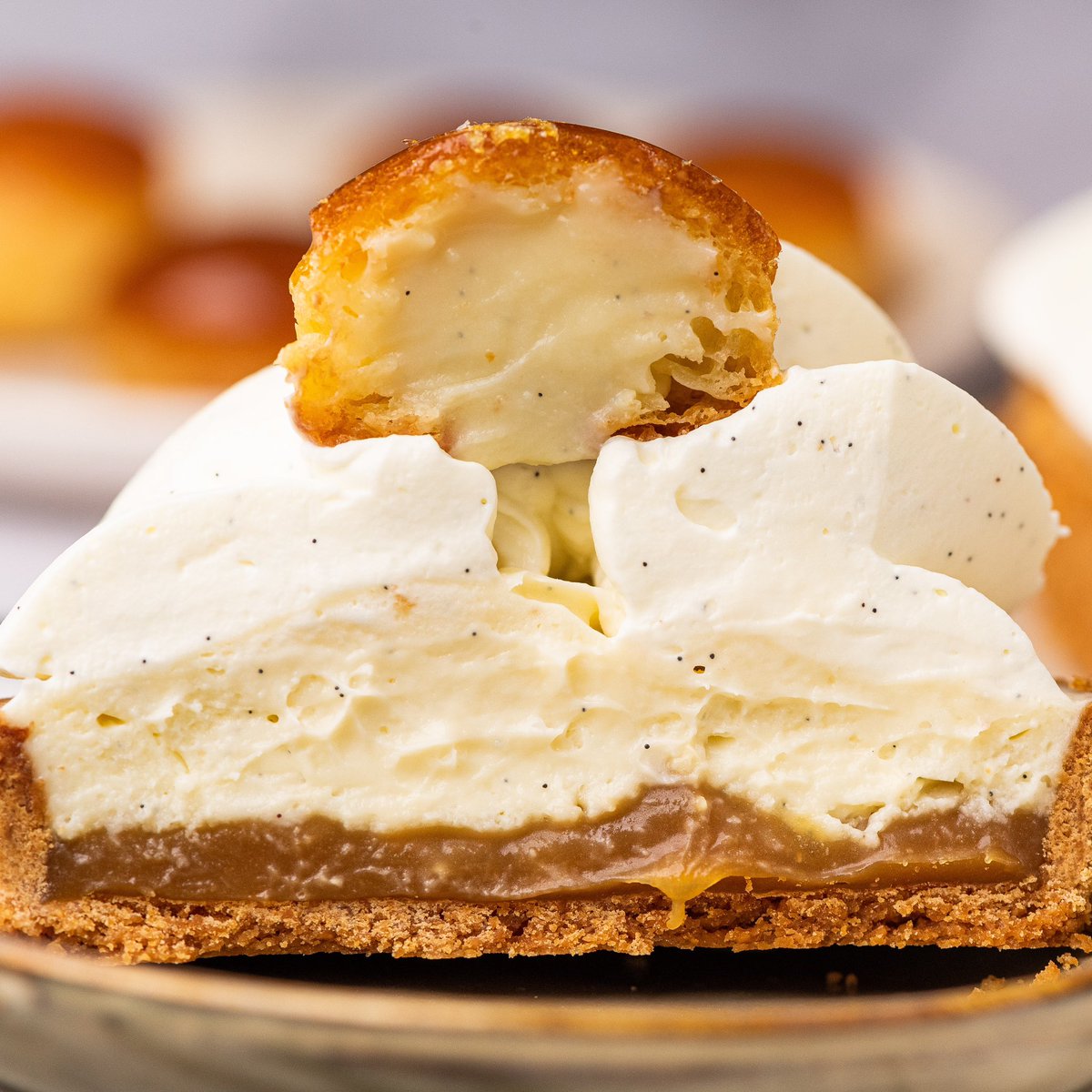 Conticini_Team's tweet photo. La Tarte Saint-Honoré 🌼😋
La parfaite association de vanille et du caramel pour un gros câlin en bouche … 😇
Je ne vous en dit pas plus, je vous laisse avec cette découpe ultra gourmande qui révèle toutes les textures de la tarte … 🥰
#philippeconticini #pbdt https://t.co/5IiChffn7F
