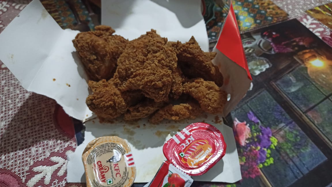 sa00804334's tweet photo. @KFC_India Look at the picture https://t.co/UMe4g5oXil
