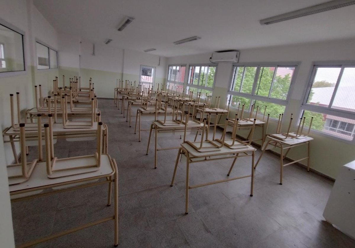 EEST3DFSGP's tweet photo. Compartimos como están quedando las aulas nuevas, equipadas con mobiliario, fabricado y enviado, por la DGCyE. Aulas que son un antiguo sueño, iniciado en 2014, concretado en los últimos meses por el proyecto “ESCUELAS A LA OBRA” @baeducación @direccionprovincialetpba https://t.co/bsy0SHRShv