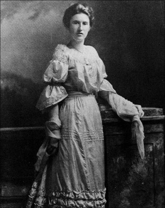 AAFC_Canada's tweet photo. Her mind was set on a career in plant breeding, despite the fact that horticulture was a man’s world in her day. Find out how Isabella Preston became Canada’s first female horticulturist 🪴🌹: https://t.co/ZRDjohfOZk  #WomensHistoryMonth https://t.co/BpHs6phvHf