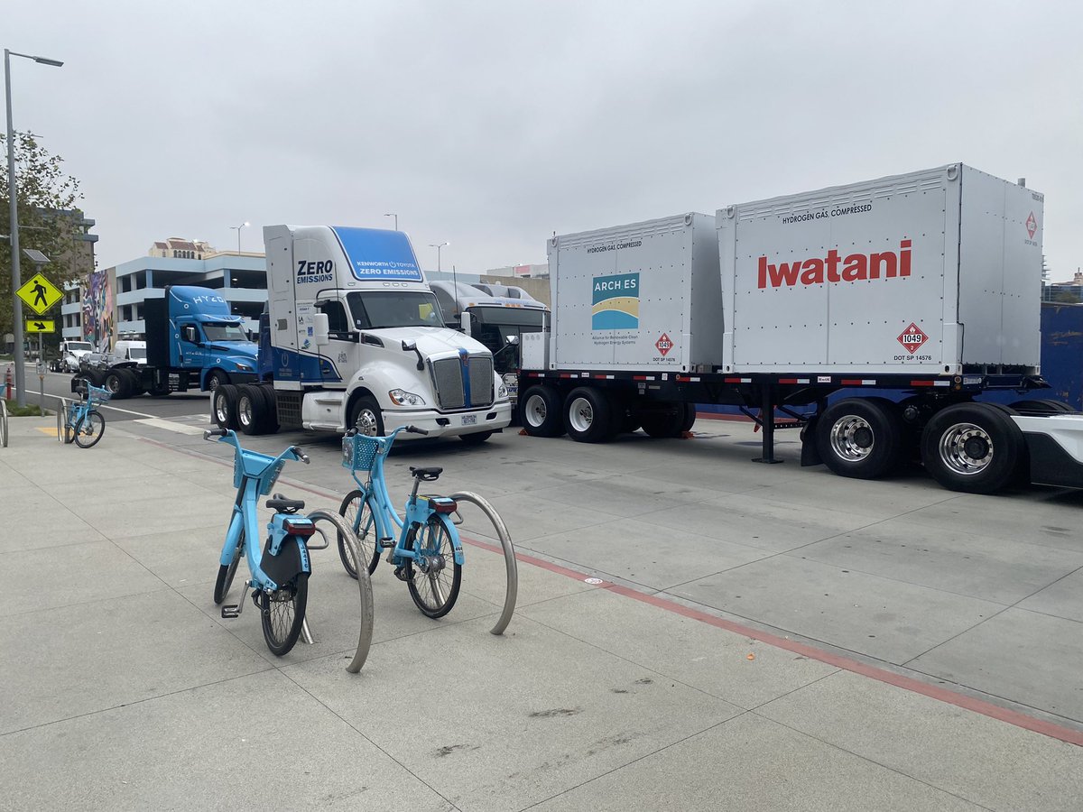 ANativeAngeleno's tweet photo. Setting up the backdrop of fuel cell trucks and more for the kick off of California’s hydrogen hub effort.  #h2hub #MyDayinLA https://t.co/u6oRss2aqp