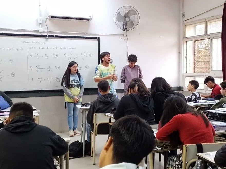 juvenemerlo's tweet photo. 💙 En la EESN9 junto a les pibxs, militando la de #Todxs • Lista 2, para las elecciones del Parlamento Joven el próximo viernes 14 de octubre.

 Si tenes entre 12 y 24 años, CON TU DNI, podes votar a tus representantes para el Parlamento Jovenen los distintos puntos de votación. https://t.co/LxyEk7OO8U