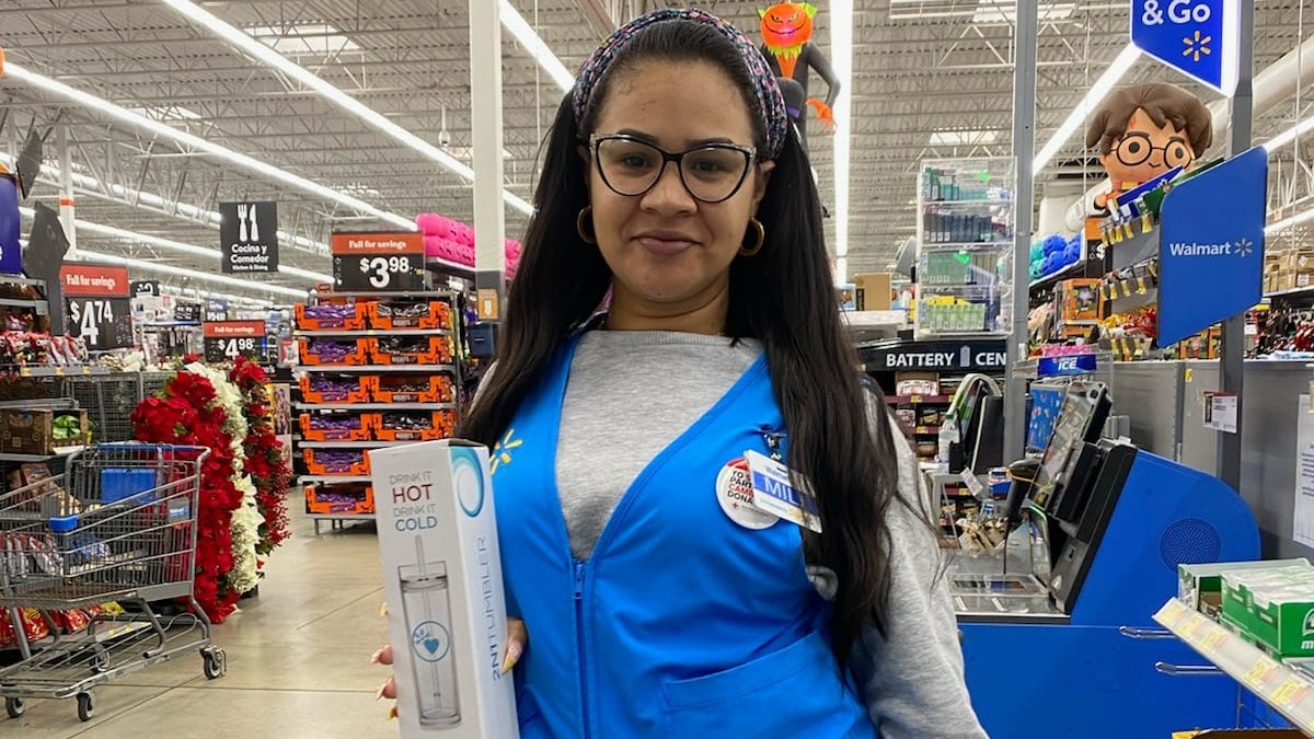 CruzRojaPR's tweet photo. Conozcan a Militza de Walmart de Canóvanas quien le pedía el cambio a sus clientes para la Cruz Roja. Gracias por permitirnos continuar nuestro trabajo en desastres grandes y pequeños. 

#DonaTuCambio #walmartpr #samsclubpr #ayuda #donativos #yosoywalmartpr https://t.co/MlGGDCG8MA