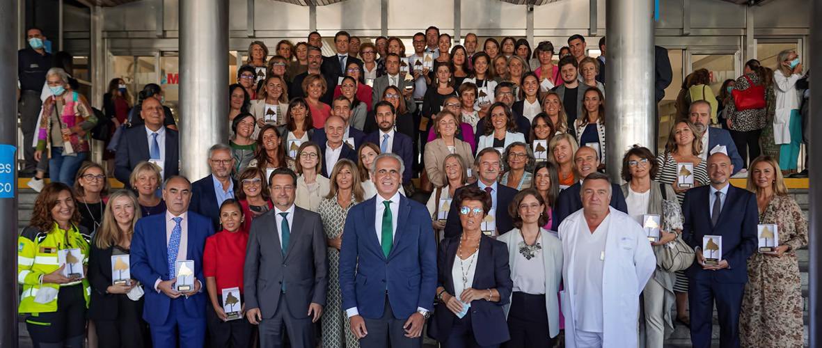 La <a href="/ComunidadMadrid/">Comunidad de Madrid</a> rinde homenaje a las instituciones que participaron en la Estrategia de #Vacunación frente a la #COVID19. El COFM se sumó a la campaña con un dispositivo que permitió inmunizar a más de 11.000 #farmacéuticos.
🔗bit.ly/3SJle4f